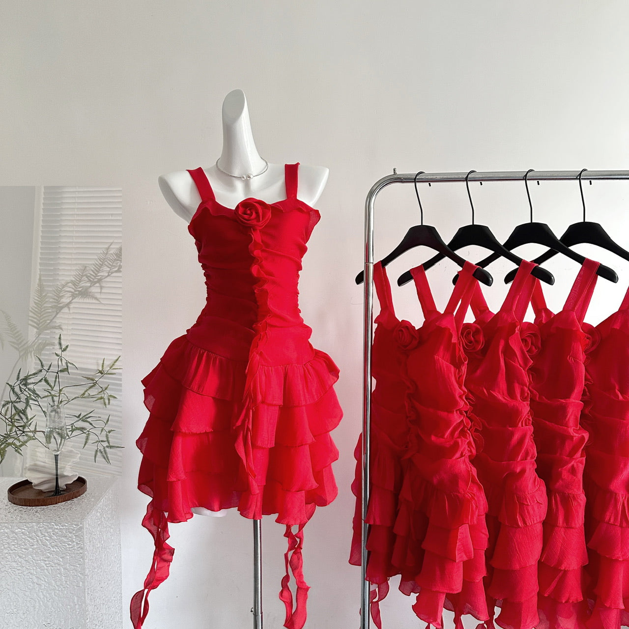 Robe de soirée courte rouge élégante à bretelles spaghetti et volants en mousseline de soie, coupe trapèze, RF0940
