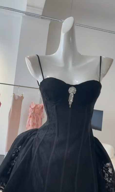 Glamouröses schwarzes Spaghettiträger-Kurzes Spitzen-Ballkleid Süßes Homecoming-Kleid Süßes Geburtstagskleid RF0943