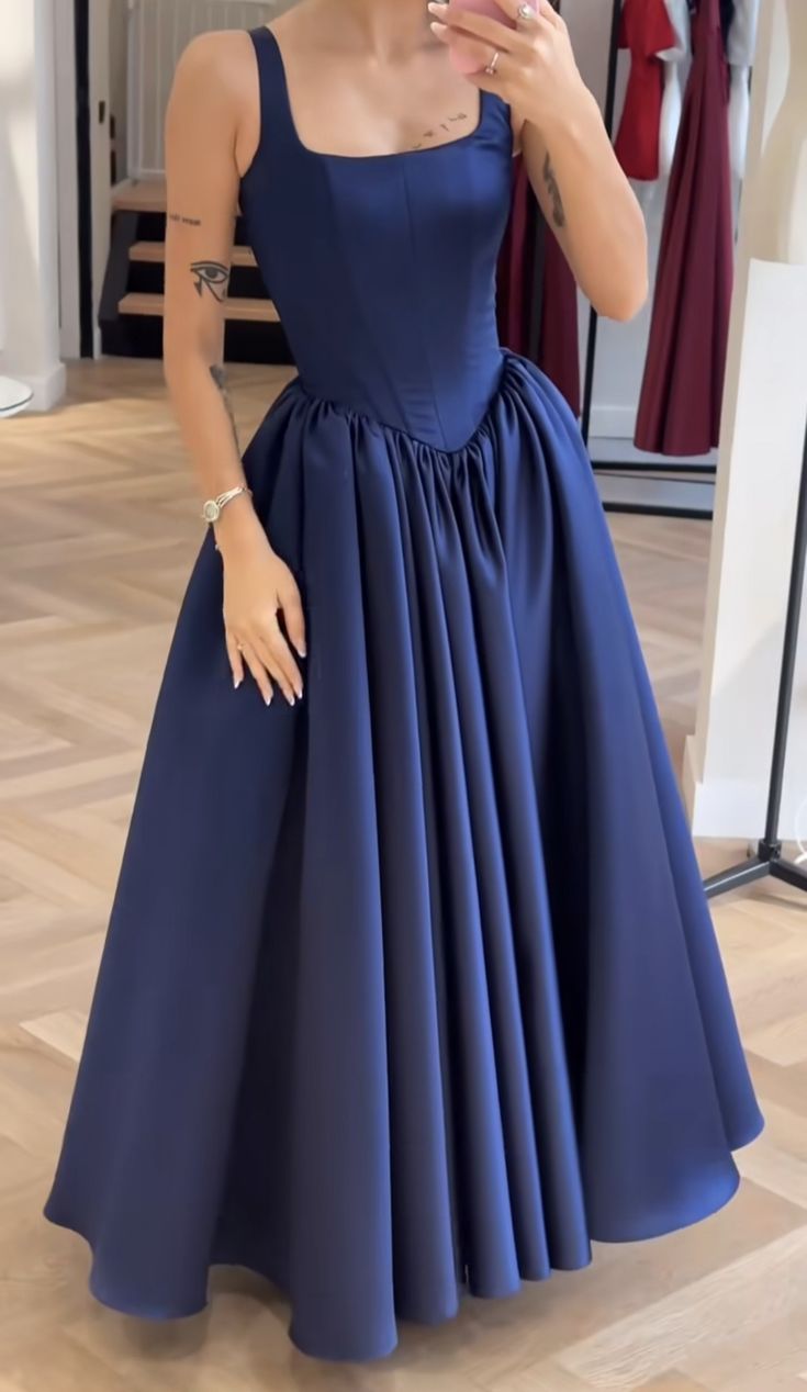 Robe de soirée longue chic en satin bleu marine, coupe trapèze, col carré et sans manches plissée, AB1896