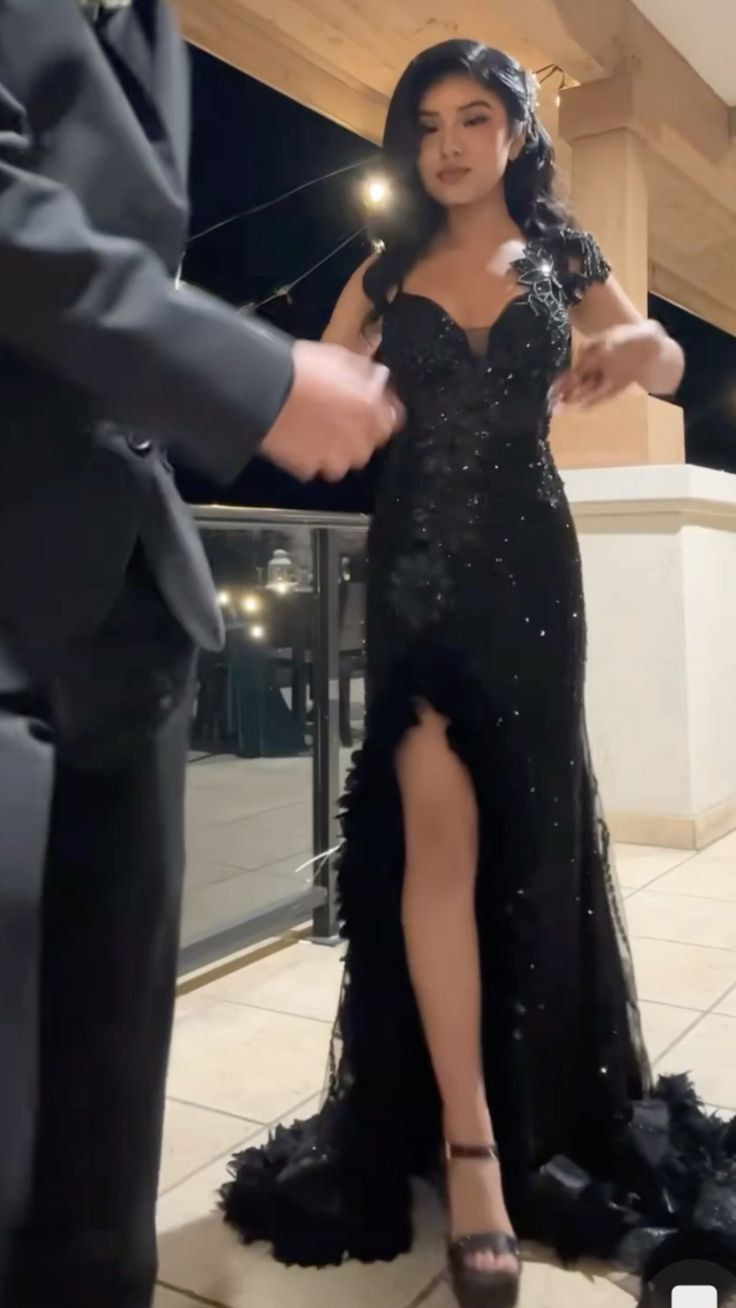 Robe de soirée longue à fines bretelles et sequins noirs, style sirène, fendue et ornée de paillettes. Idéale pour un bal de promo, un 22e anniversaire ou toute autre occasion spéciale (AB1354).