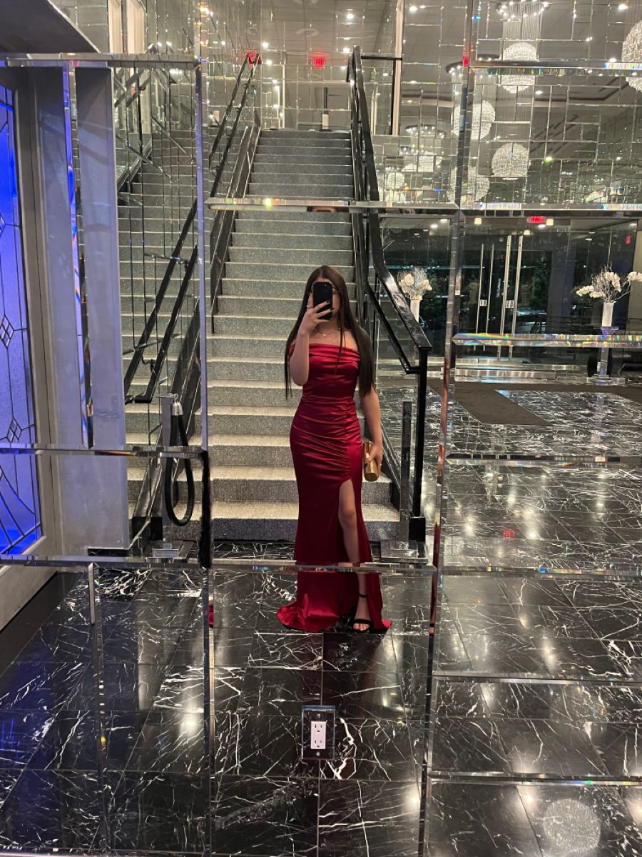 Sexy Meerjungfrauen-Abendkleid aus burgunderrotem Satin mit schulterfreiem Ausschnitt, Schlitz und Rüschen, AB1143