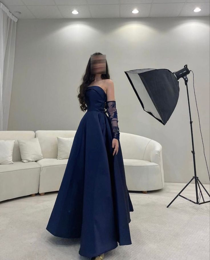 Elegantes, ärmelloses, langes, trägerloses A-Linien-Abendkleid aus marineblauem Satin mit plissierten Handschuhen, AB1897