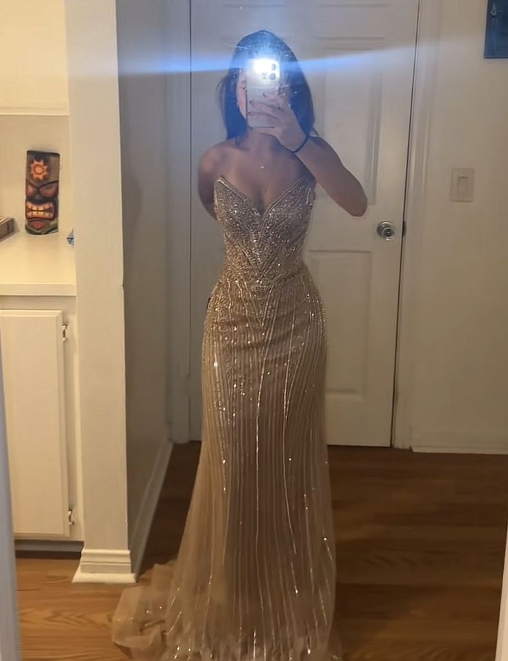 Robe de bal longue sirène scintillante à sequins champagne et cristaux, décolleté cœur, idéale pour les lycéennes et les adolescentes (N1664)