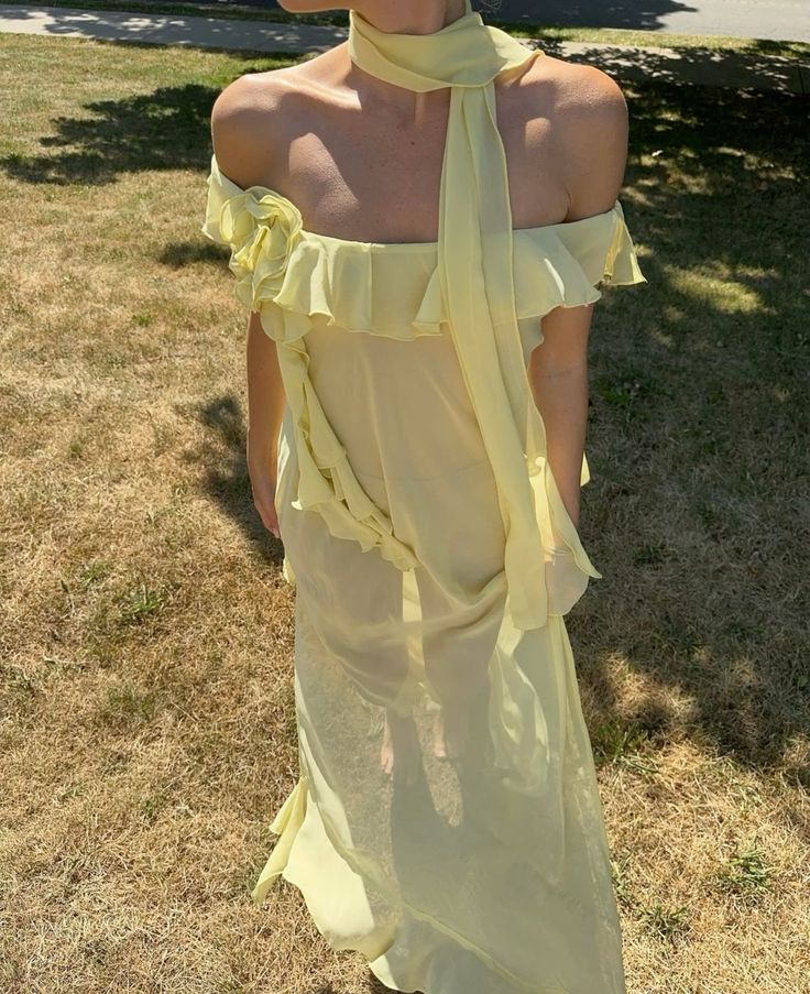 Einfaches, schulterfreies A-Linien-Abendkleid mit Schal, gelber Chiffon, ärmellos, ideal für Urlaub, Hochzeit oder als Gästekleid (N257)