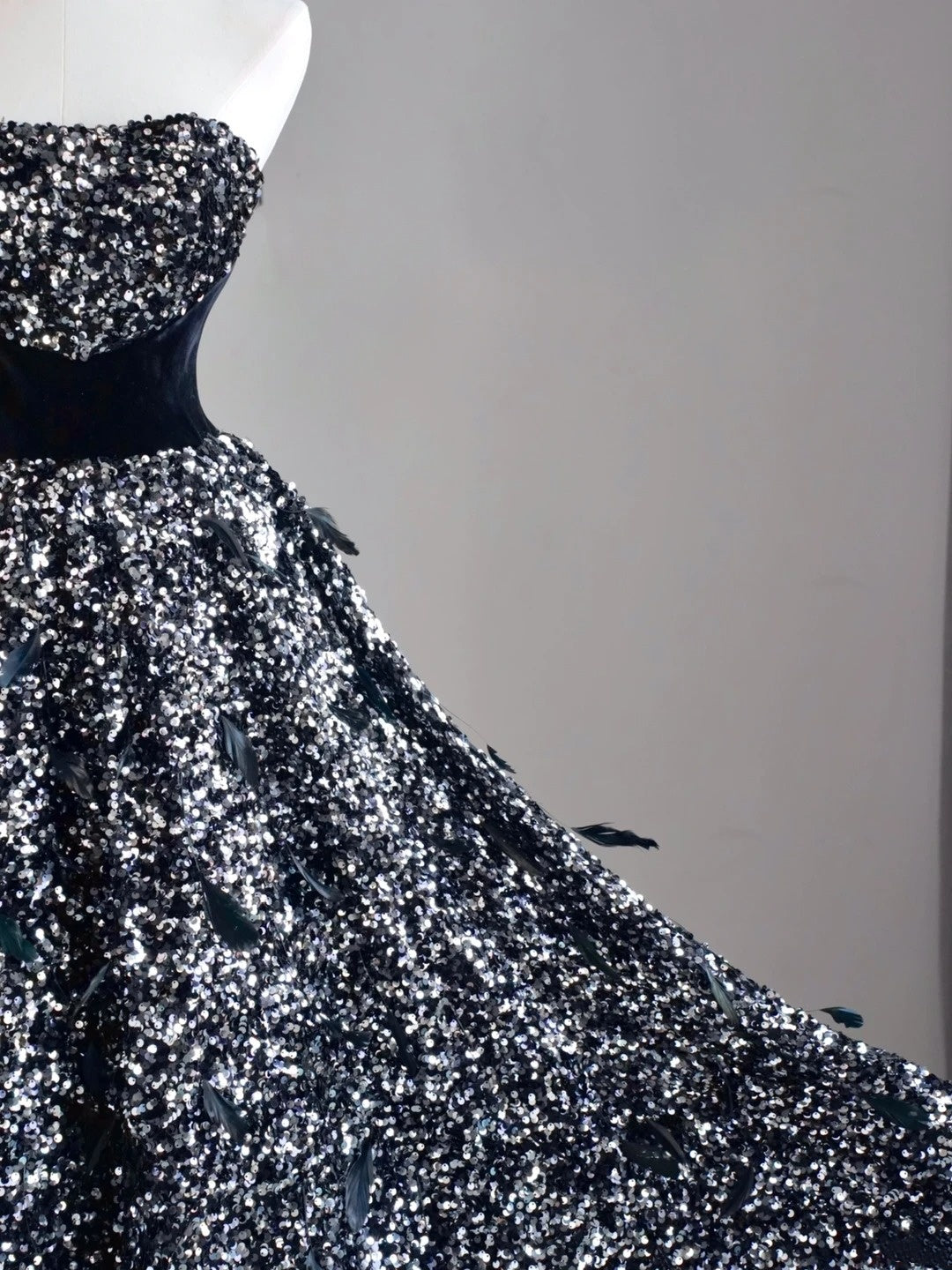 Robe de bal bustier noire sans manches ornée de plumes, robe longue pour femme, robe de quinceañera pour les 16 ans, robe de quinceañera N1174