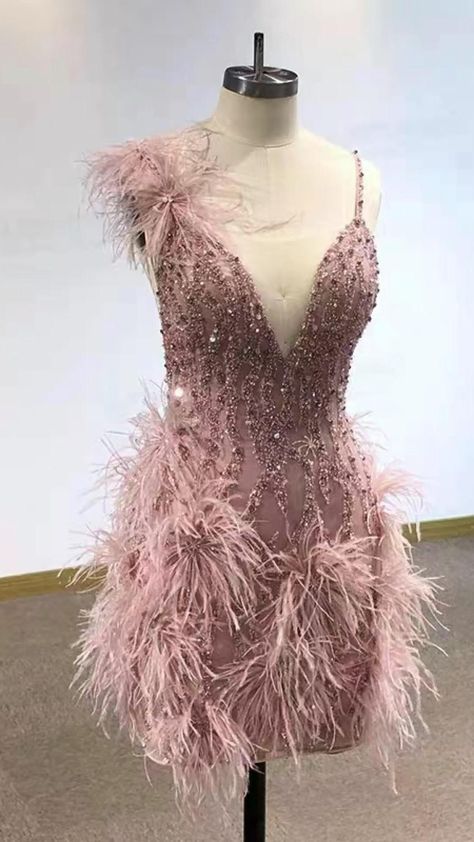 Elegantes Etui-Kleid Eng Anliegend Spaghettiträger Mit Federn Kurze Inspo Hoco Kleid Ideen Homecoming Kleider RB4134
