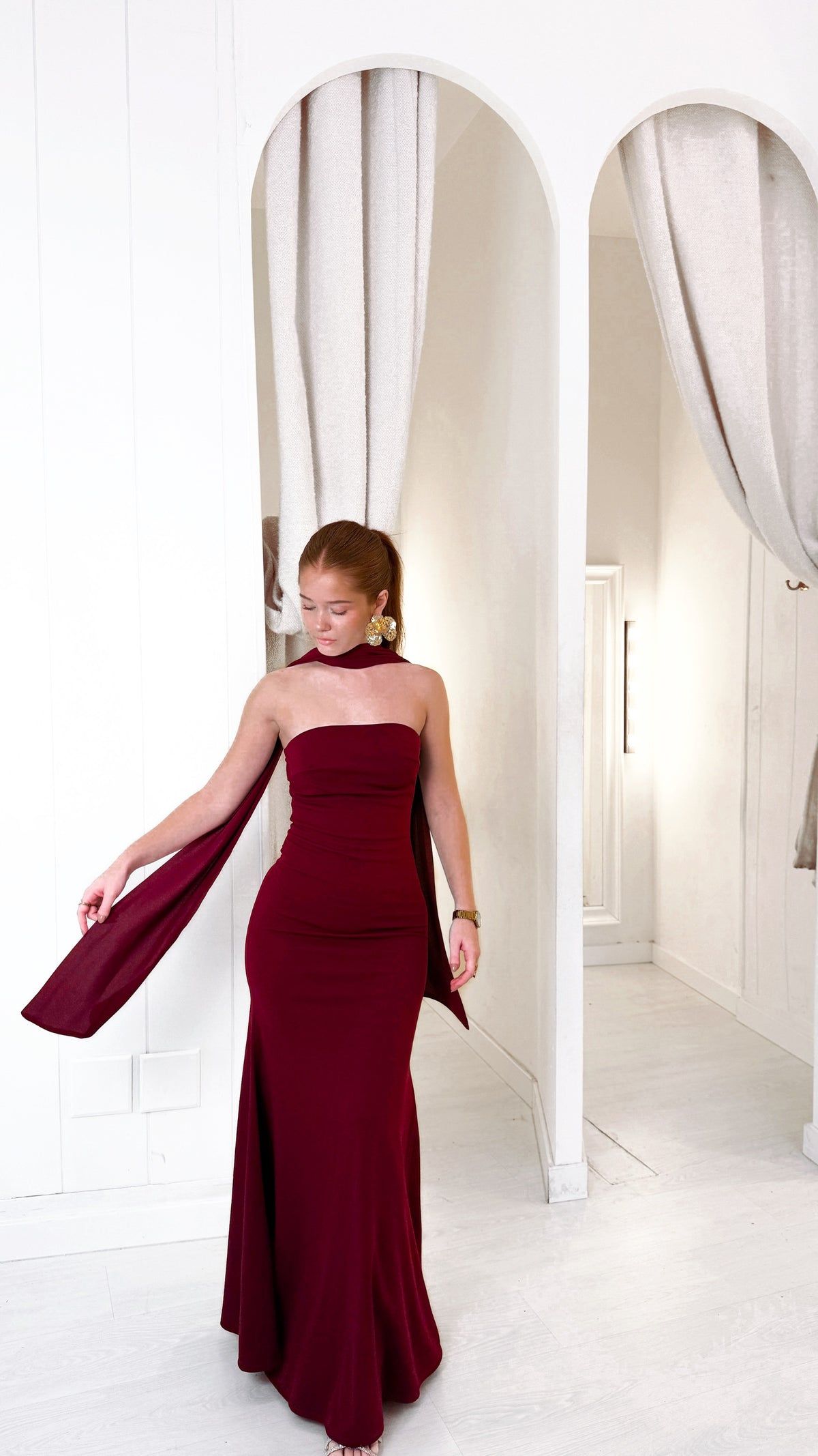 Robe de cocktail sirène bustier bordeaux avec foulard plissé, longue, idéale pour un dîner de remise de diplômes ou un bal de promo (AB1899)