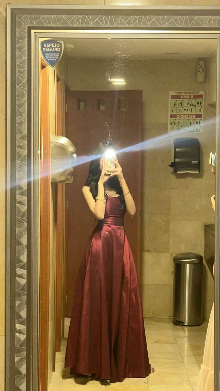 Schlichtes, ärmelloses, weinrotes, burgunderfarbenes, langes Satin-Abendkleid in A-Linie mit Spaghettiträgern – Inspiration für das Abendkleid AB1045