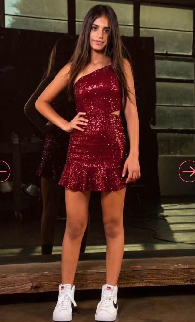 Einzigartiges Etuikleid mit einer Schulter und Pailletten in Burgunderrot, kurz, für den 18. Geburtstag, Freshman Homecoming-Kleid, Cocktailkleid RB026