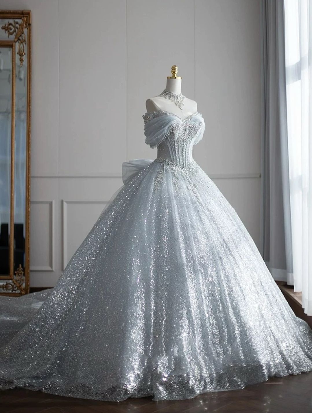 Elegantes Ballkleid mit schulterfreiem Ausschnitt, silbernen Pailletten und Perlen, Rüschen, Partykleid, Abendkleid AB1149