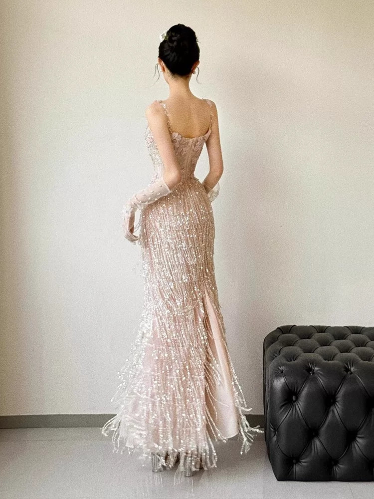 Robe de bal rose sans manches à paillettes, coupe trapèze, bretelles spaghetti, pompons et perles : inspiration pour une longue soirée ou un 18e anniversaire (AB2217)