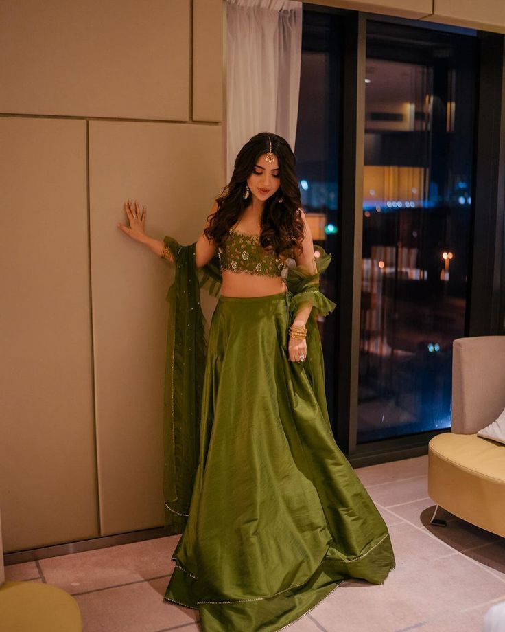 Robe de bal longue en satin vert olive, coupe trapèze, bustier, deux pièces, style sexy, idéale pour les jeunes filles et les adolescents. Robe de soirée élégante et tendance. Référence AB1157.