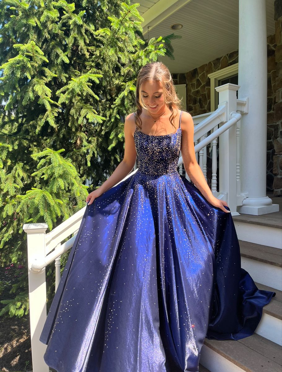 Luxuriöses, langes A-Linien-Abendkleid aus Satin mit Spaghettiträgern und Perlenbesatz, Modell AB699