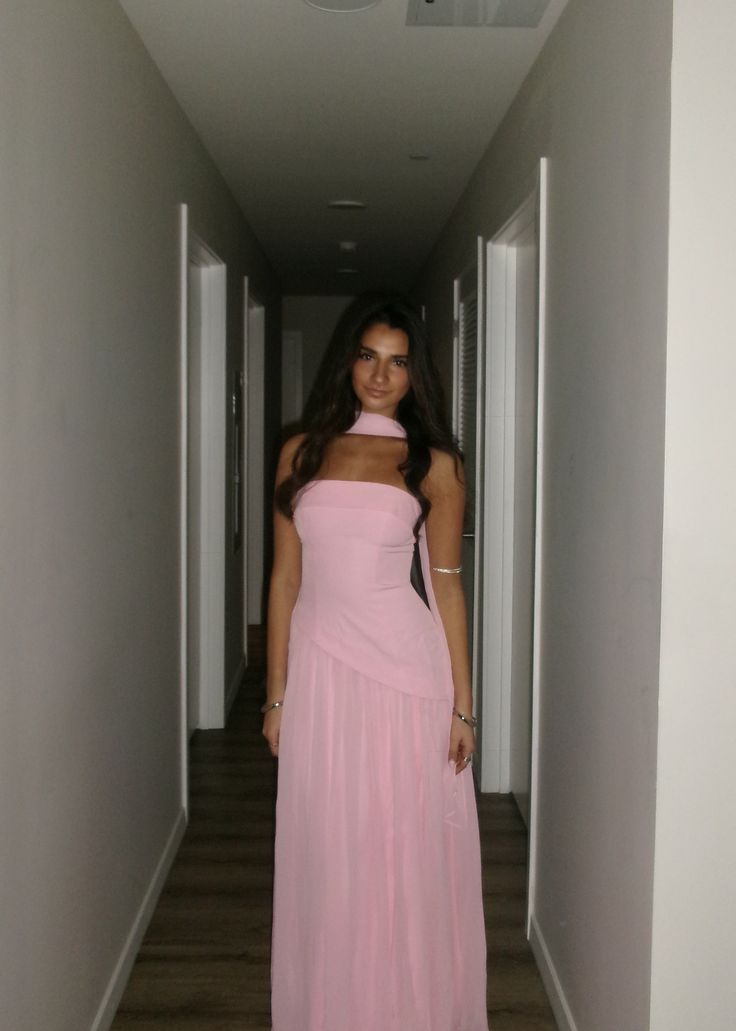 Robe longue rose simple trapèze sans bretelles en mousseline avec foulard, inspiration plage, été, jardin, robes d'invitées de mariage N2476