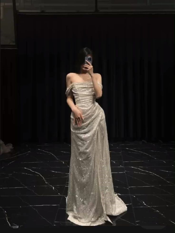 Robe de bal blanche à sequins fendue, épaules dénudées et coupe trapèze - Inspiration tenues de soirée AB1410