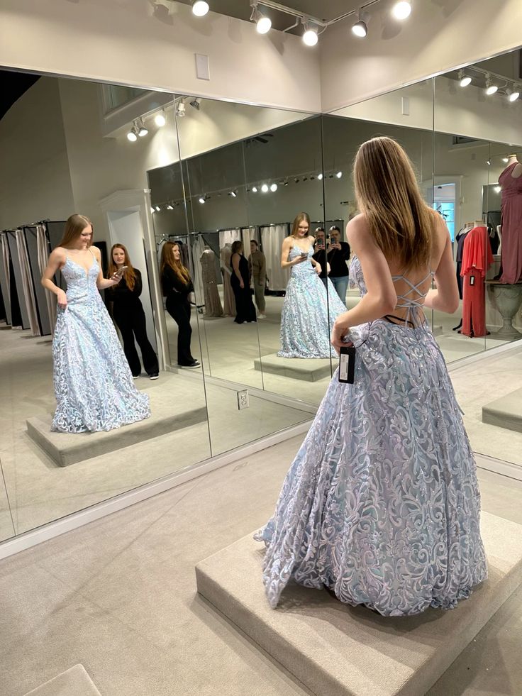 Elegantes Ballkleid mit Spaghettiträgern, blauen Pailletten und rückenfreiem Design – Inspiration für Damen und Mädchen, formelle Partykleider, lange Abiballkleider AB1814
