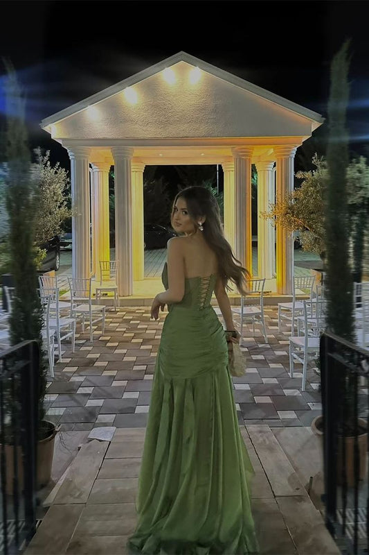 Hübsches, ärmelloses, trägerloses Chiffon-Abendkleid im Meerjungfrauenstil mit herzförmigem Dekolleté, langer Rüsche und Schnürung am Rücken für Teenager (N1501)