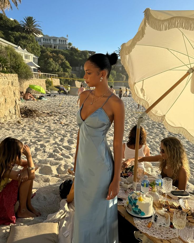 Robe longue simple de style sirène, à fines bretelles, en satin bleu, idéale pour l'été, la plage, le jardin, inspiration demoiselle d'honneur N2482