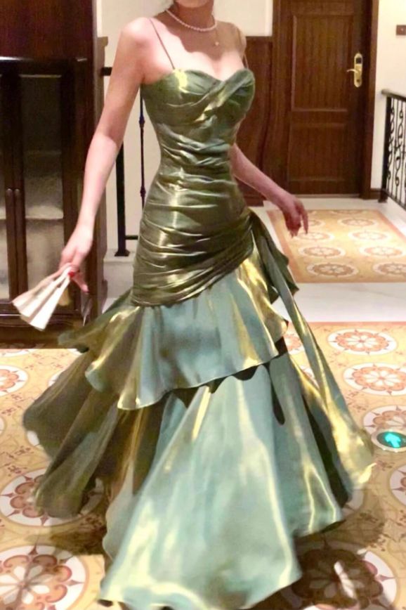 Robe de bal de fin d'année bleu roi brillant à fines bretelles N829
