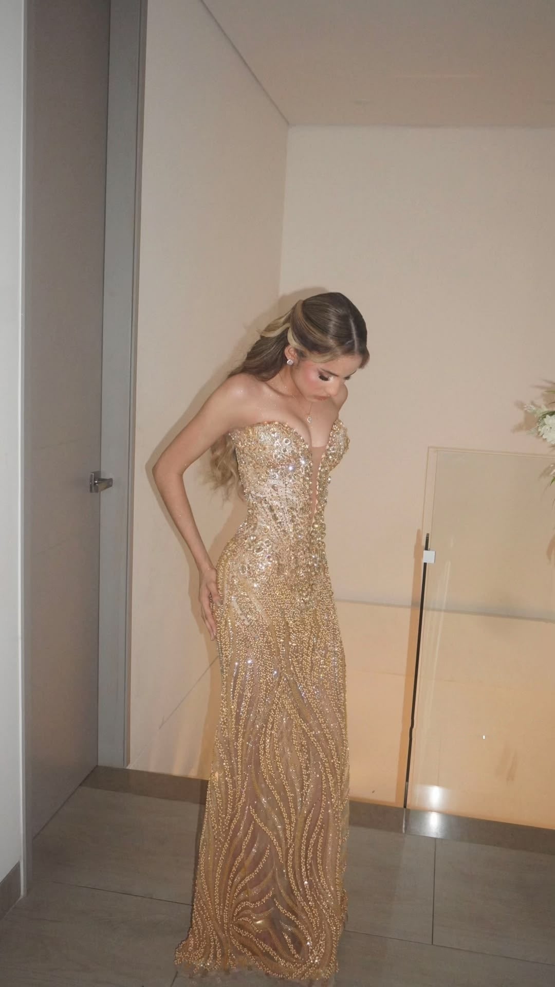Robe de bal longue sirène sexy dorée à décolleté cœur et corsage perlé N634