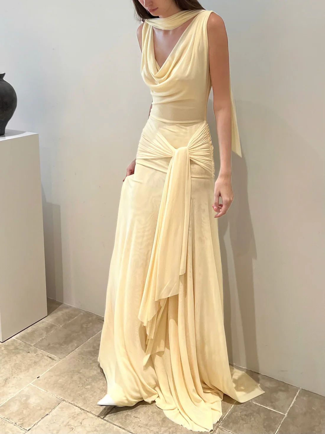Robe de soirée élégante jaune sirène à col en V, plissée et froncée, avec foulard intégré. Inspiration robe de bal ou robe pour un 22e anniversaire (AB1445).