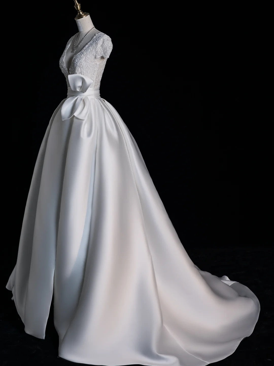 Zeitloses Ballkleid aus Satin mit V-Ausschnitt und kurzen Ärmeln aus weißer Spitze – ein märchenhaftes Boho-Brautkleid für den Strand oder Sommer (Modell N556)