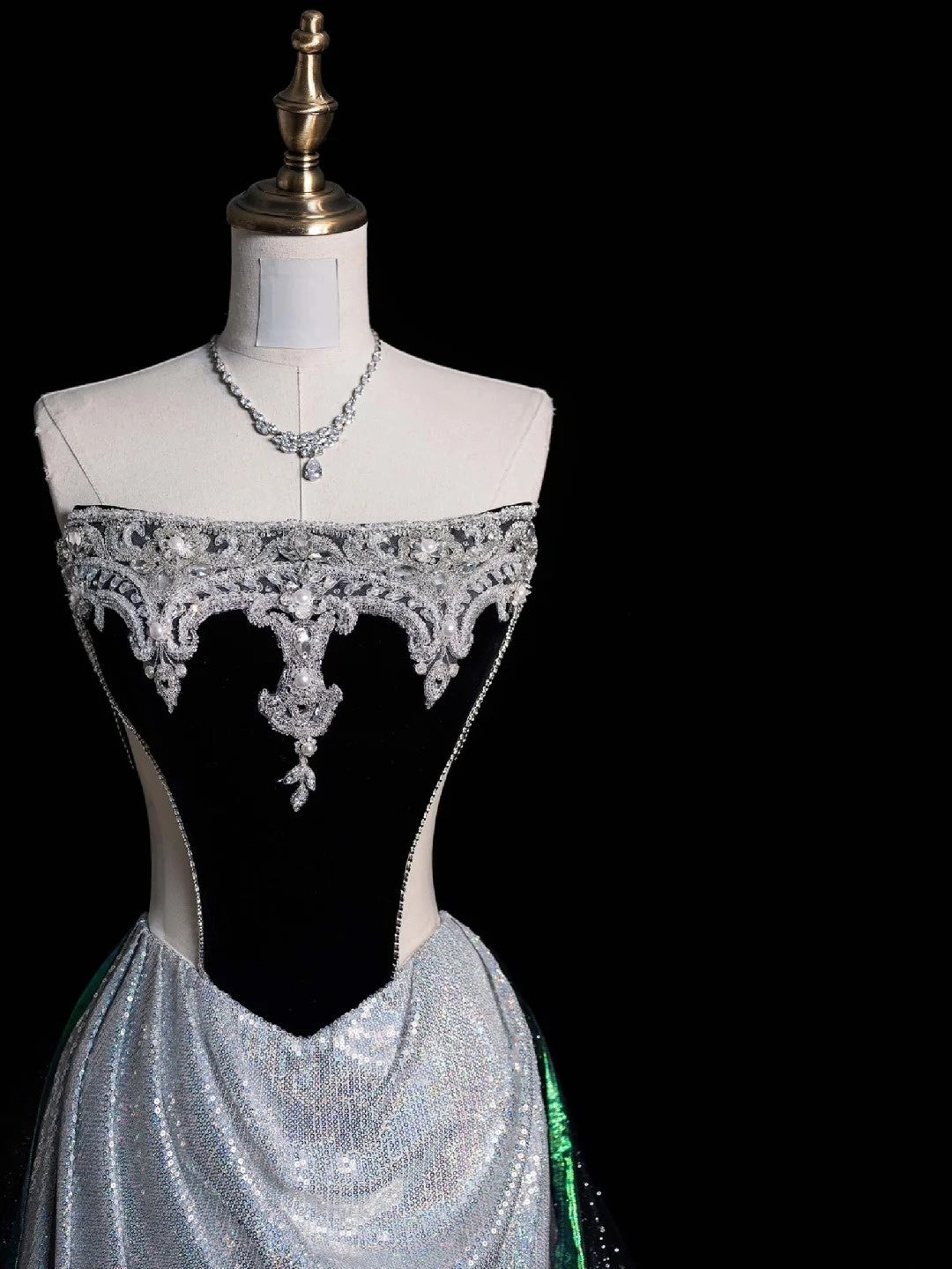 Robe de bal longue sirène bustier gris argenté ornée de perles, tenue de soirée formelle N1046