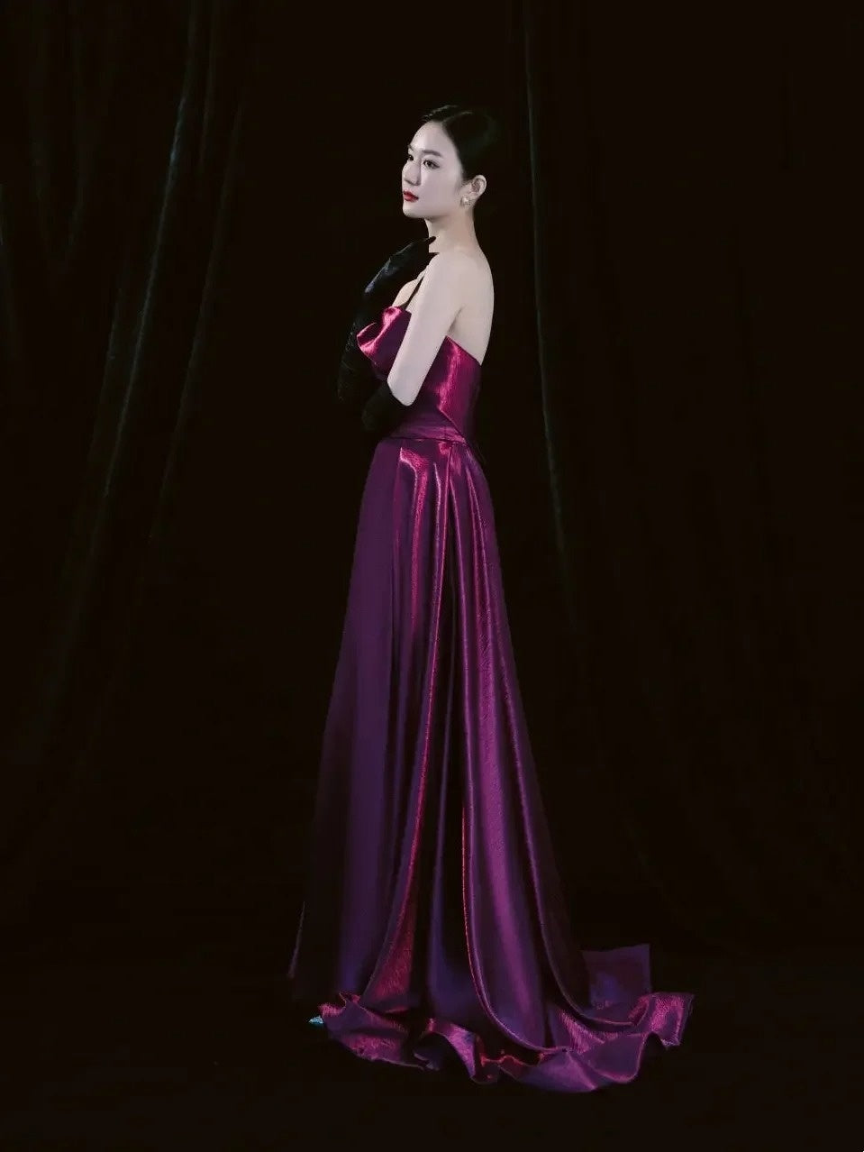 Robe de bal longue fuchsia en satin, bustier et fente, coupe trapèze, pour un 18e anniversaire inoubliable. Modèle N302.
