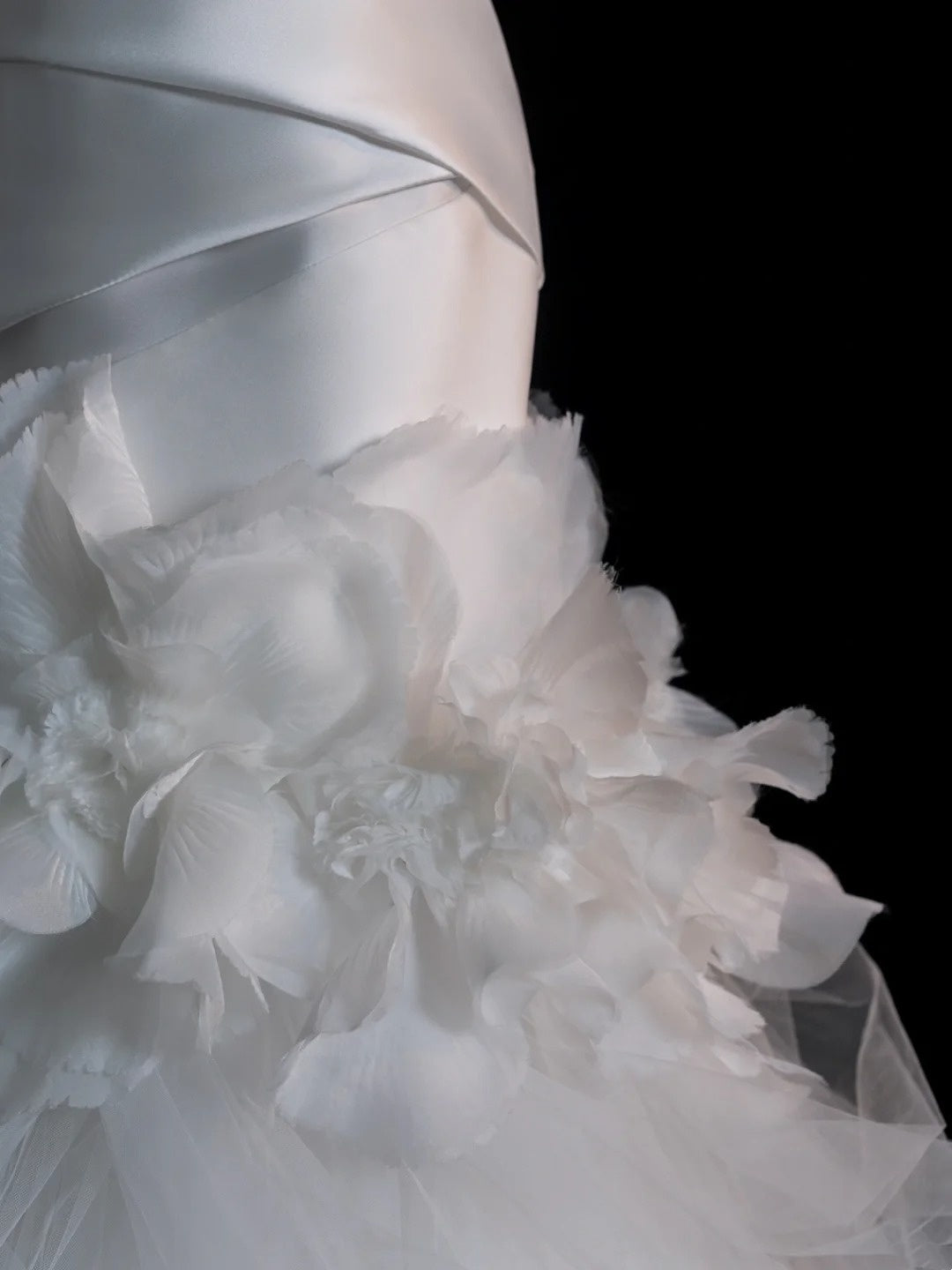 Robe de mariée sirène blanche sans manches plissée, coupe ajustée, modèle N566