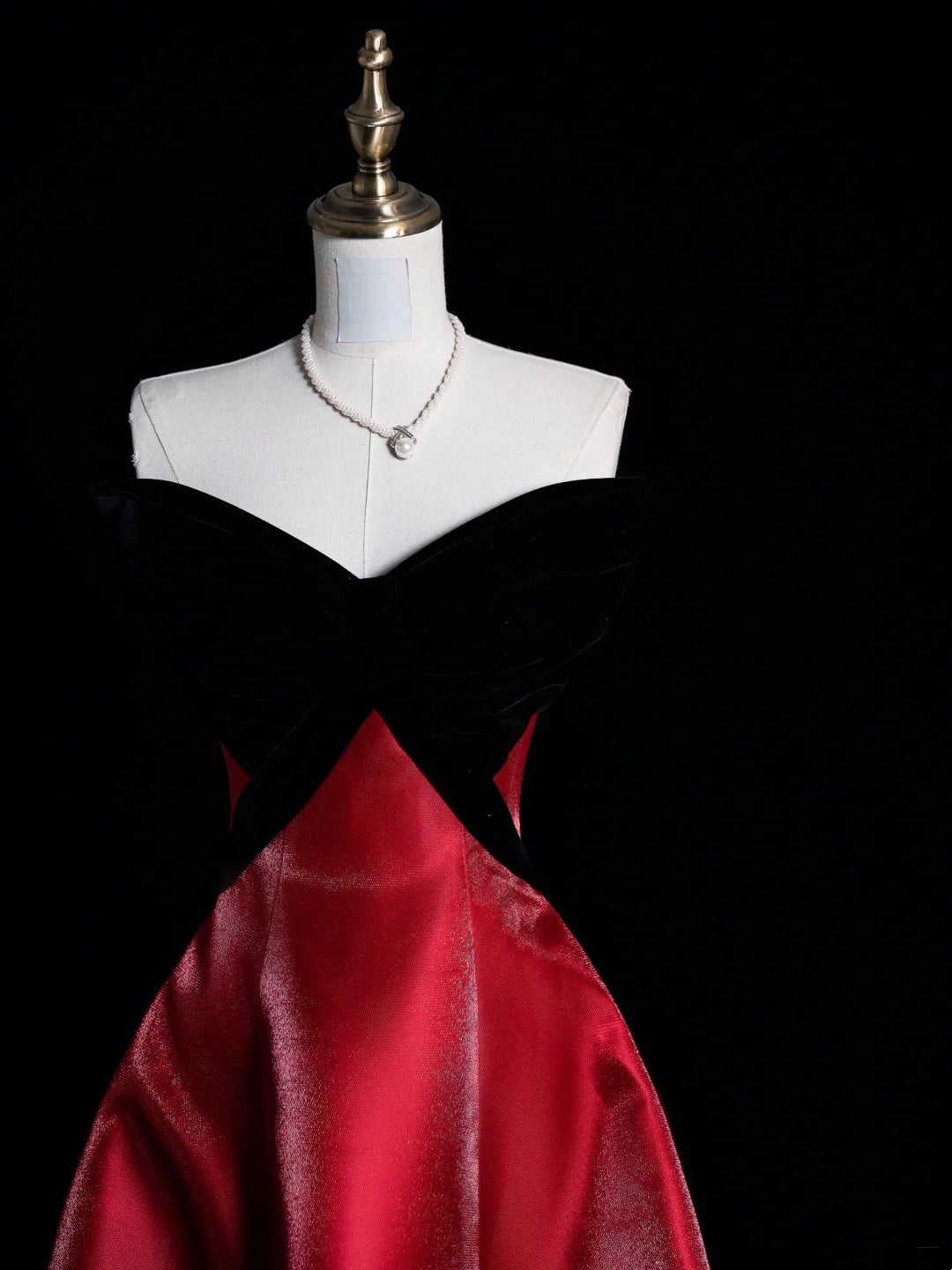 Robe de bal longue N578, coupe trapèze, décolleté cœur, haut en velours noir, jupe rouge