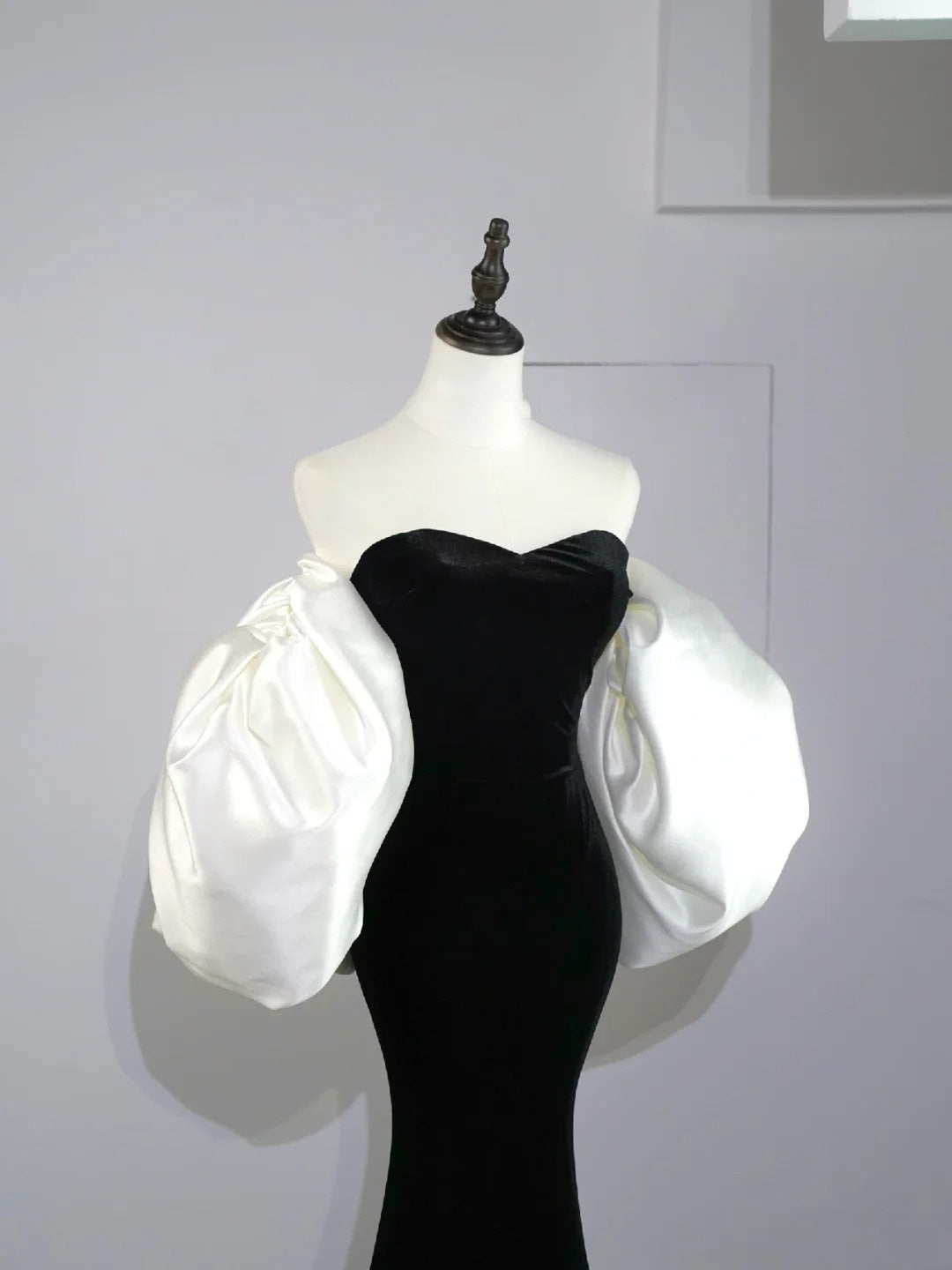 Robe de bal longue sirène en velours noir avec cape et décolleté cœur, N582