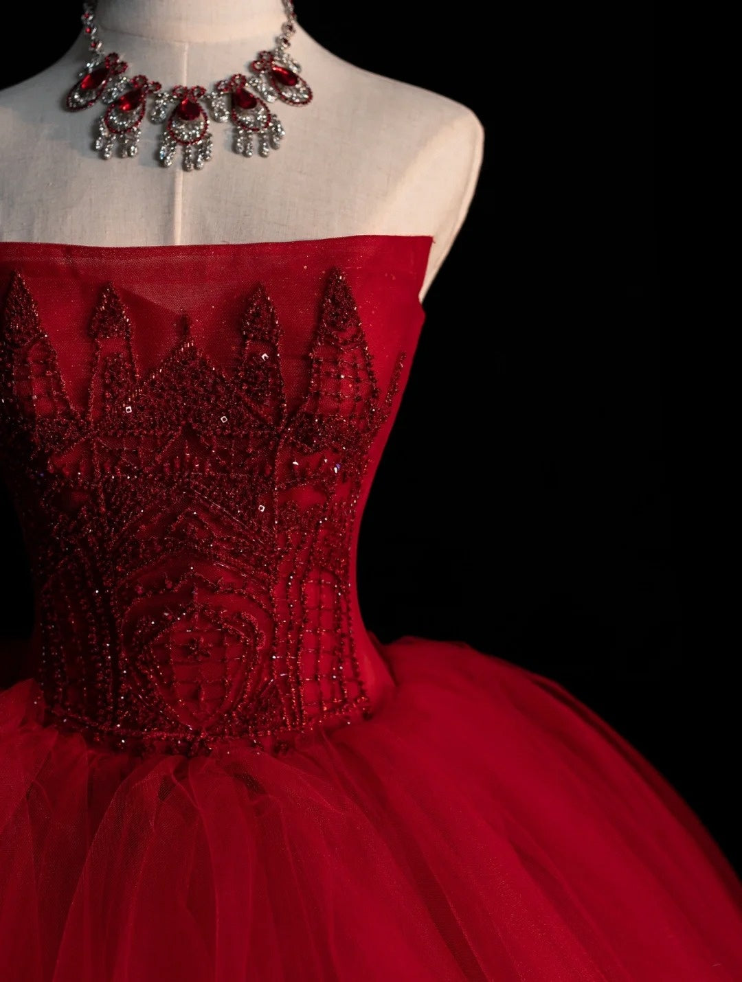 Robe de bal rouge bustier sans manches ornée d'appliqués en tulle, longue, idéale pour une quinceañera, un anniversaire de 15 ou 16 ans (N583)