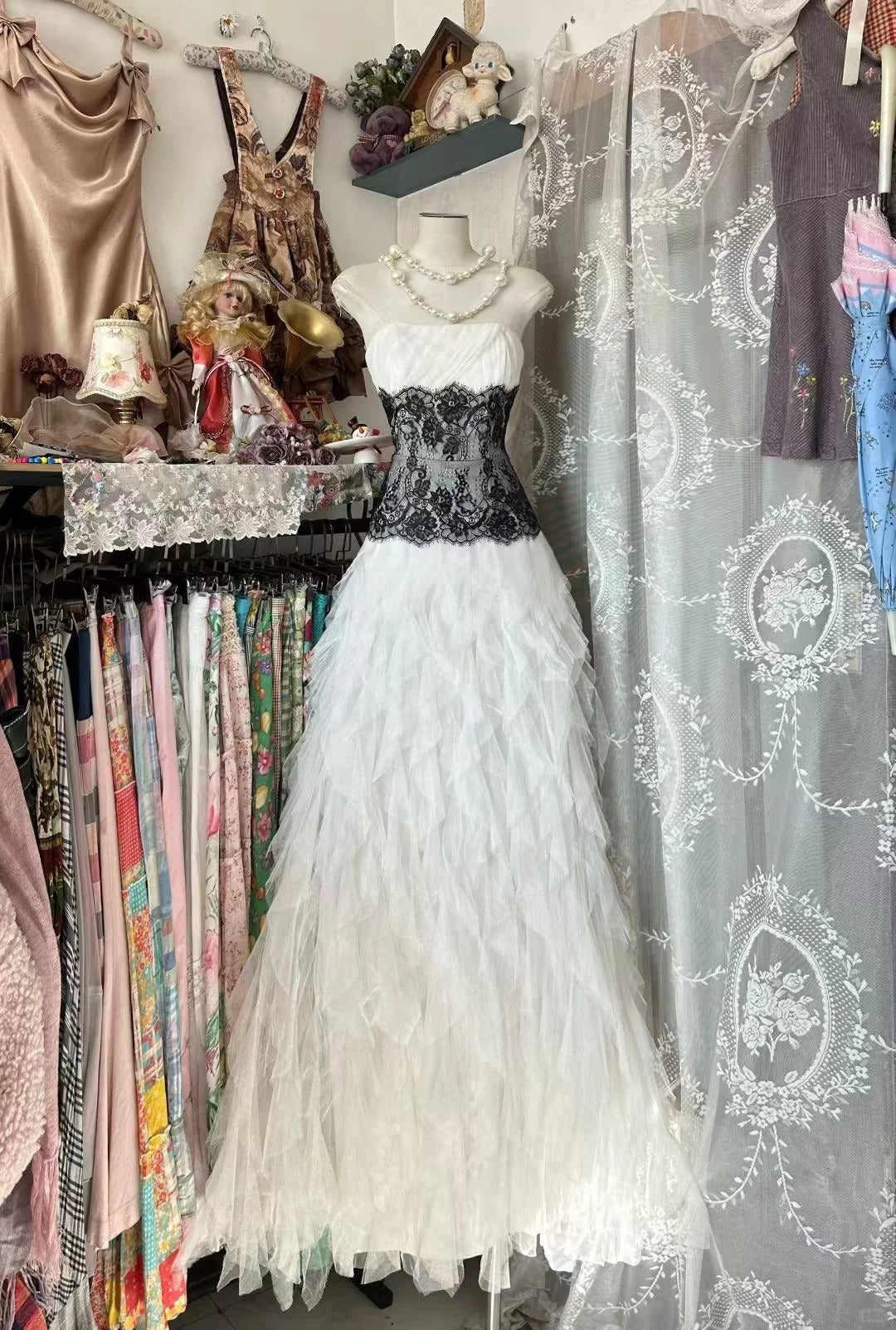 Robe de bal modeste sans bretelles en tulle blanc avec dentelle noire, robe de soirée longue, tenue pour un 21e anniversaire, robe de remise de diplôme N837