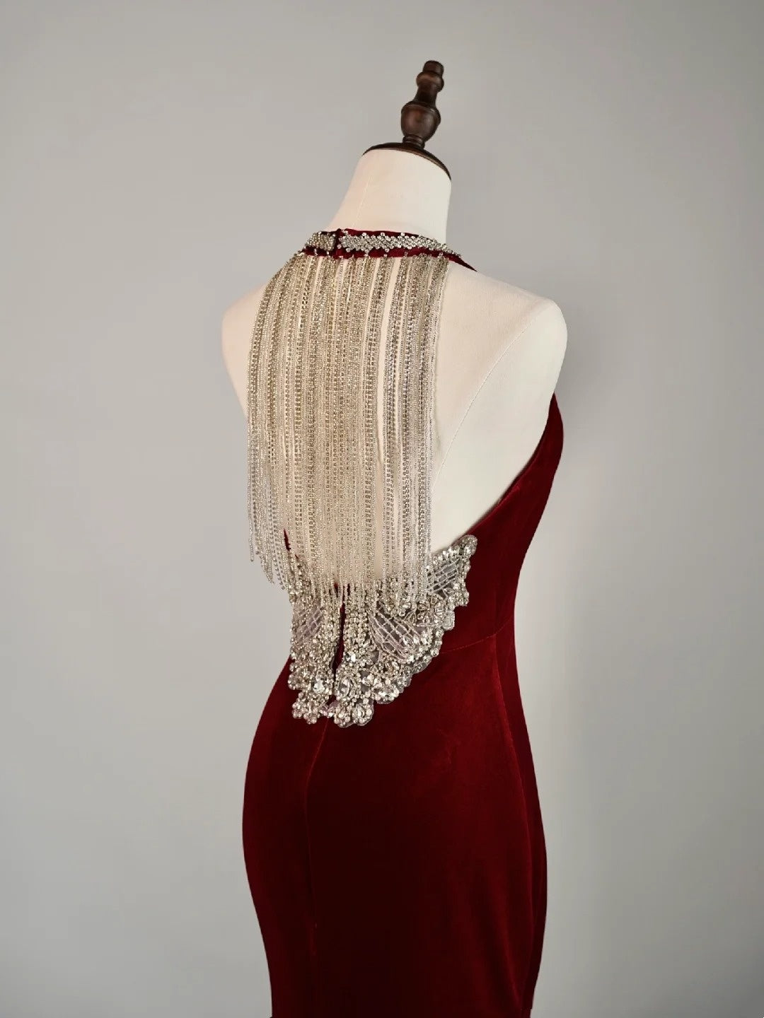 Robe de bal longue sirène en velours bordeaux ornée de perles, modèle N854