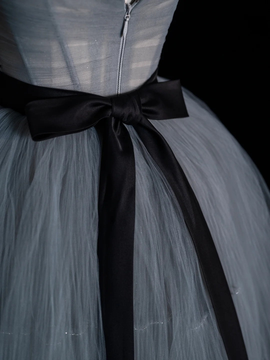 Robe de bal simple, bustier, en tulle gris argenté, courte, idéale pour un 16e anniversaire, le bal de fin d'année du collège ou une soirée cocktail (N954)
