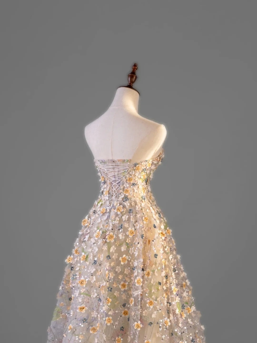 Robe de bal sobre en tulle champagne à bustier cœur fleuri, idéale pour les études supérieures ou les remises de diplômes (N1215).