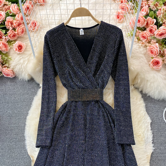 Elegantes Langarmkleid mit V-Ausschnitt, modisches Kleid RF0373