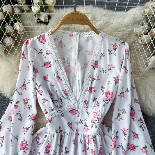 Weißes Langarmkleid mit V-Ausschnitt und Blumenmuster RF0009