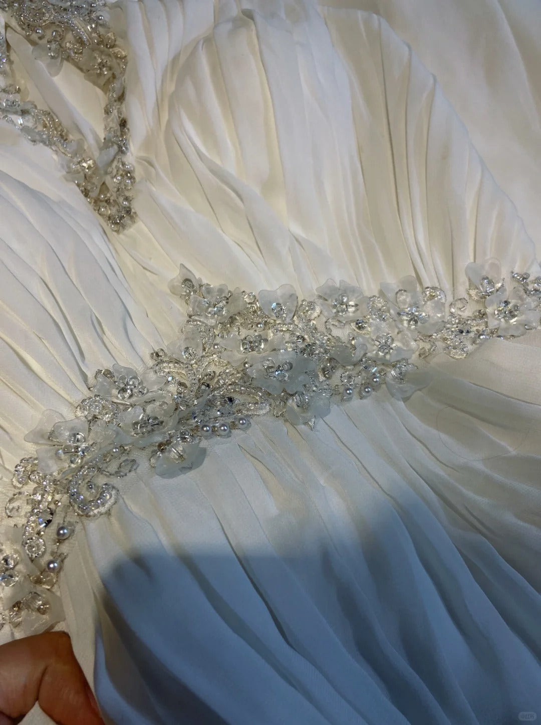 Romantisches A-Linien Brautkleid Chiffon Rundhals mit Perlen und Kristallen Weiß Langes Hochzeitskleid N3405