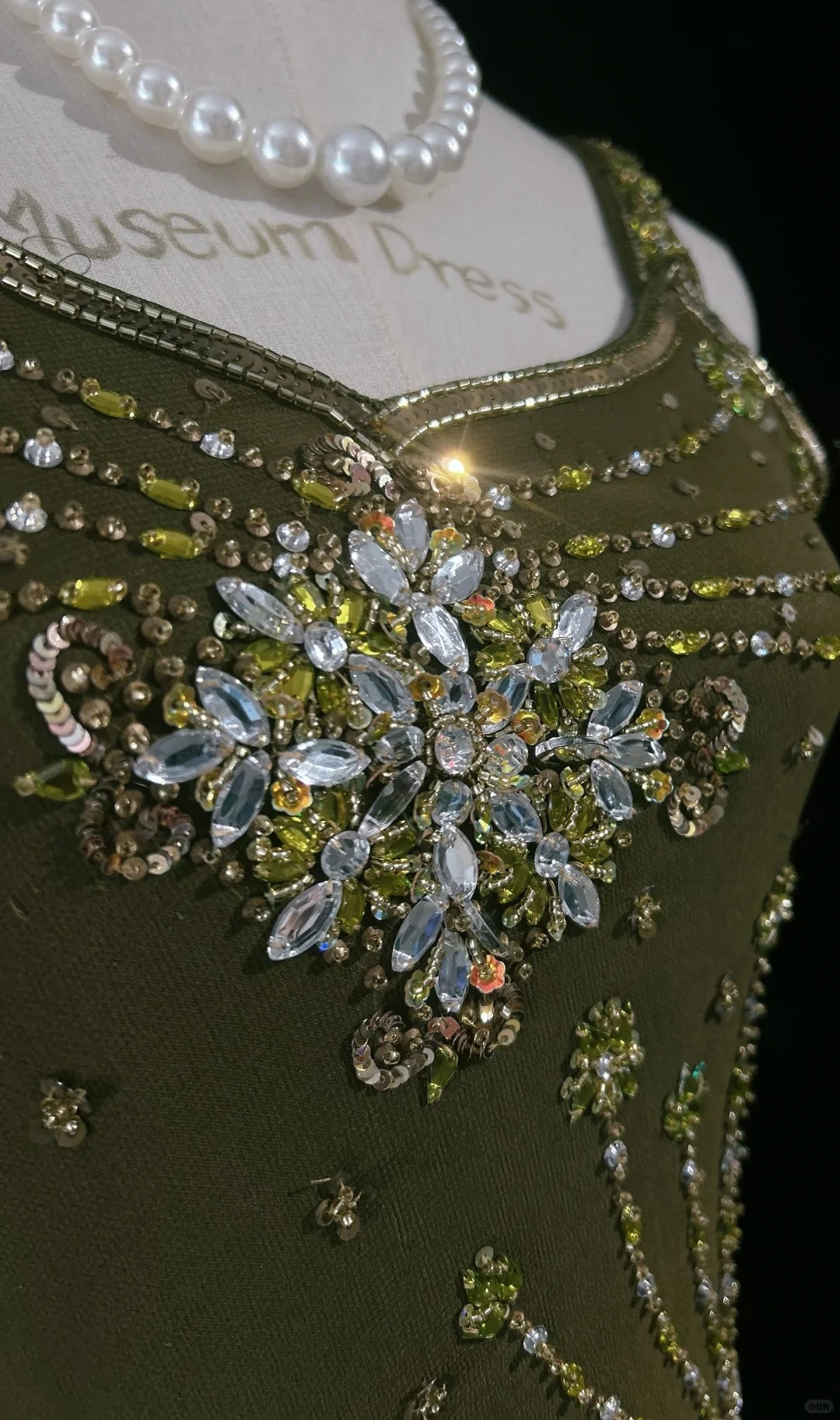 Élégante Robe de Bal Chic Coupe A Ligne Vert Olive Bretelles Spaghetti Mousseline Sans Manches avec Perles Robe de Soirée Semi-Formelle N3797