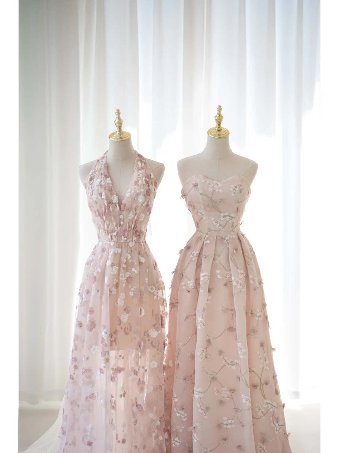 Niedliches, langes, rosafarbenes A-Linien-Abendkleid mit Neckholder und Blumenmuster aus Tüll – ein echter Hingucker zum 19. Geburtstag (AB1004)