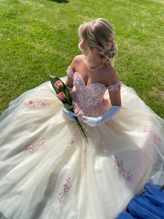 Einzigartiges schulterfreies Ballkleid aus champagnerfarbenem Tüll – Inspiration für lange Partykleider, Geburtstags- und Abschlusskleider AB001