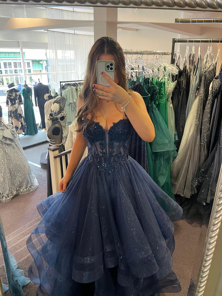 Elegante Ballkleider-Inspiration 2026: Marineblaues Tüll-Abendkleid mit Spitzenapplikationen für Teenager und Gymnasien AB1935