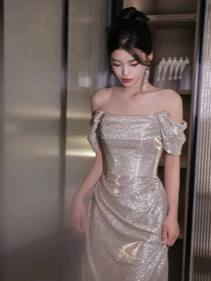 Robe fourreau à paillettes, épaules dénudées et manches à sequins - Inspiration pour une longue soirée ou un 18e anniversaire (AB2225)