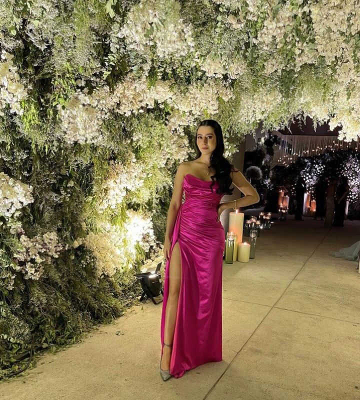 Elegantes, trägerloses Meerjungfrauenkleid aus fuchsiafarbenem Satin mit Beinschlitz, offenem Rücken und offenem Rücken – perfekt für Abschlussball, Abendparty oder den 18. Geburtstag (AB794).