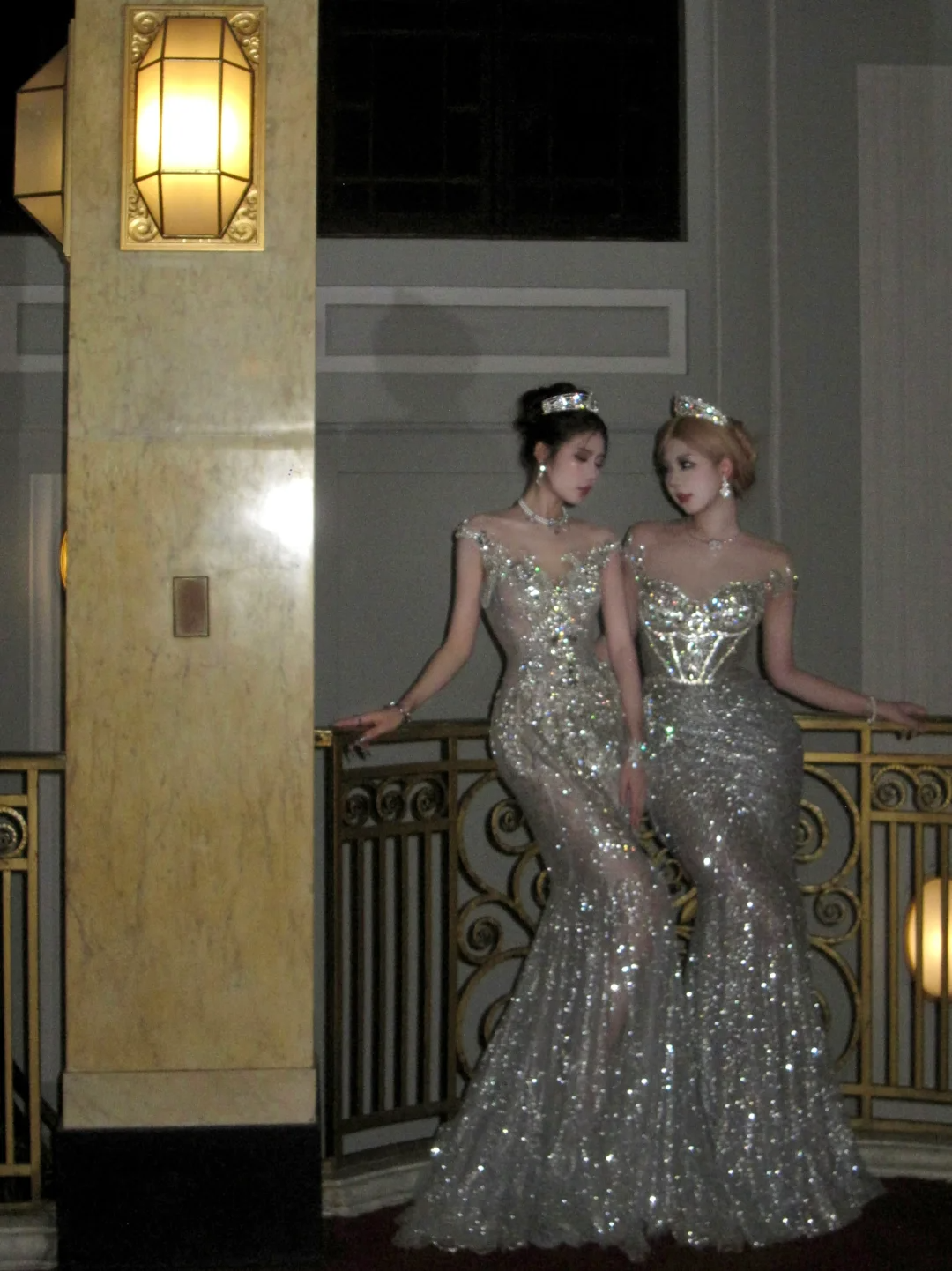 Luxurious Wedding Dresses Mermaid Style With Beaded Crystals Bodice Silver Sequin Bride Dress For Brides Fitted Bridal Gown N077