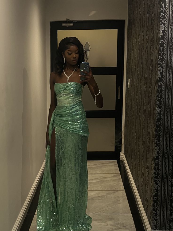Robe de bal longue verte sirène scintillante sans bretelles avec corsage plissé et fendu pour jeunes filles noires N638