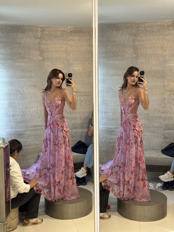 Robe de bal longue rose en mousseline à fines bretelles et coupe trapèze, ornée de fleurs (Vestidos De Dia AB588)
