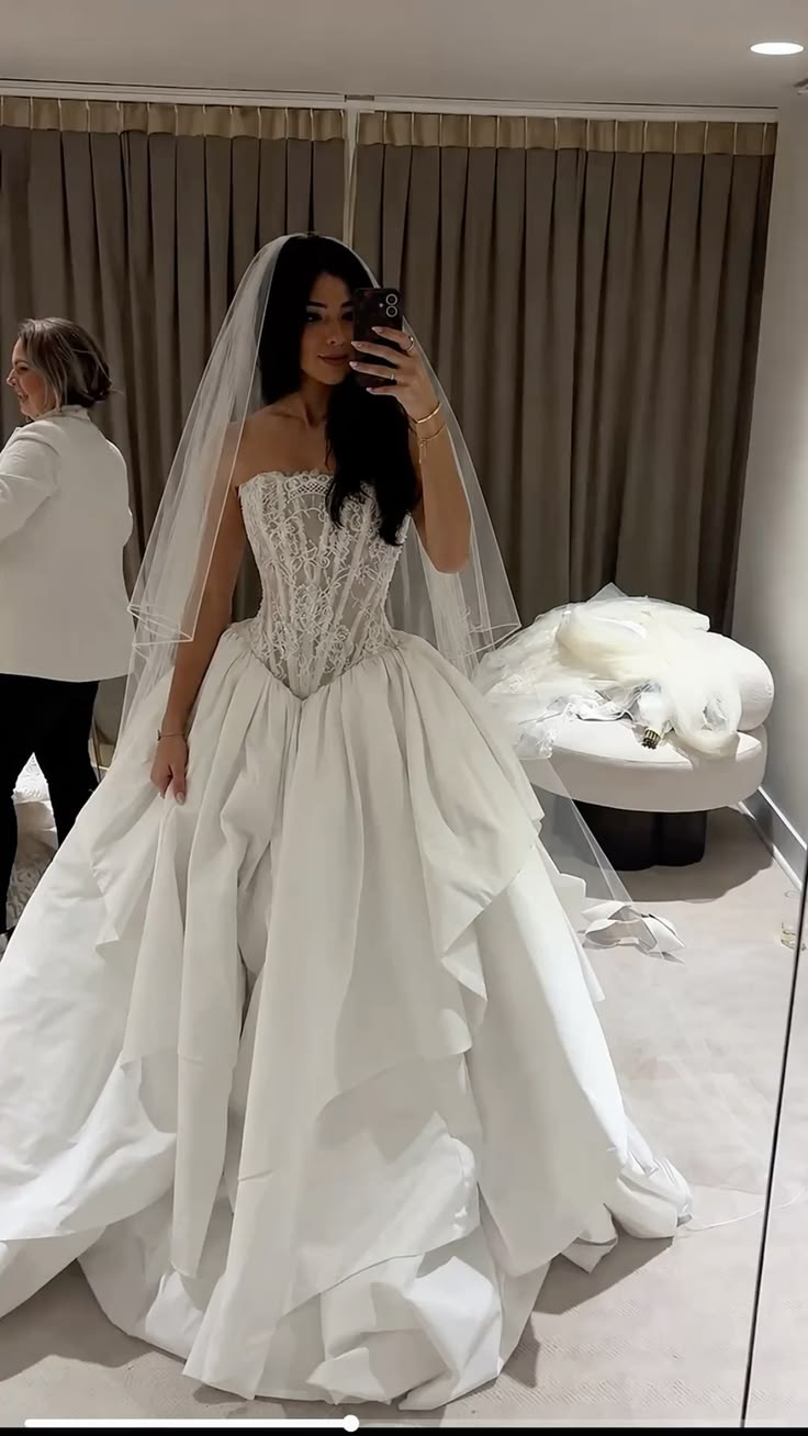 Princess Wedding Dress Ball Gown Strapless White Lace With Ruffles Floor Length Bridal Gown RC1404