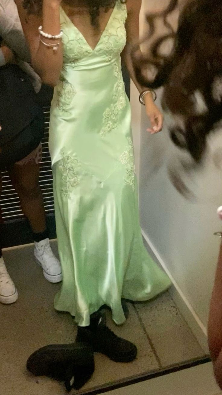Hübsches Meerjungfrauen-Abendkleid mit V-Ausschnitt, grünem Satin, rückenfrei, mit Perlen verziert, AB957
